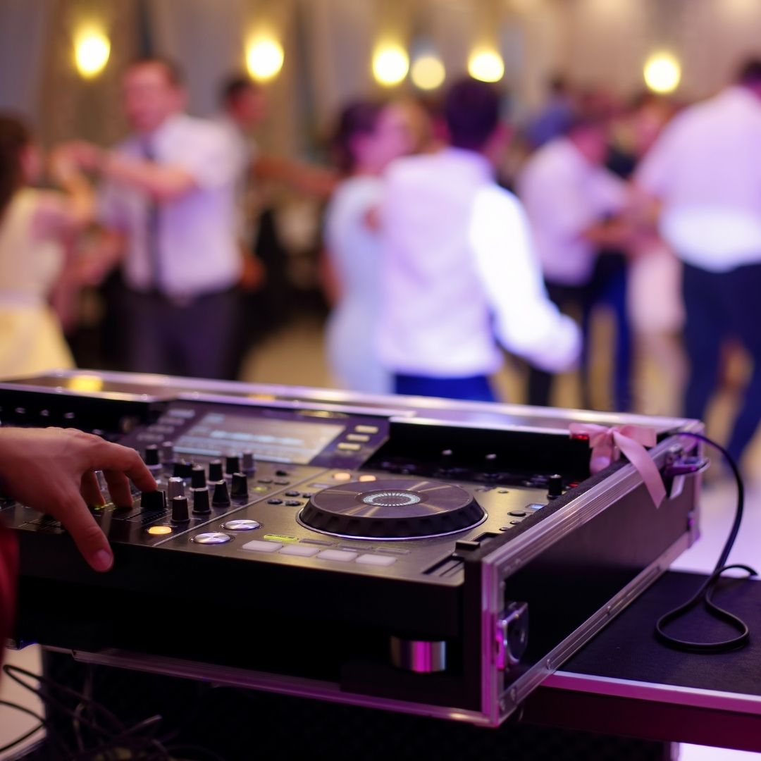 You are currently viewing 5 Relevant Questions To Ask Your Wedding DJ Before Hiring 