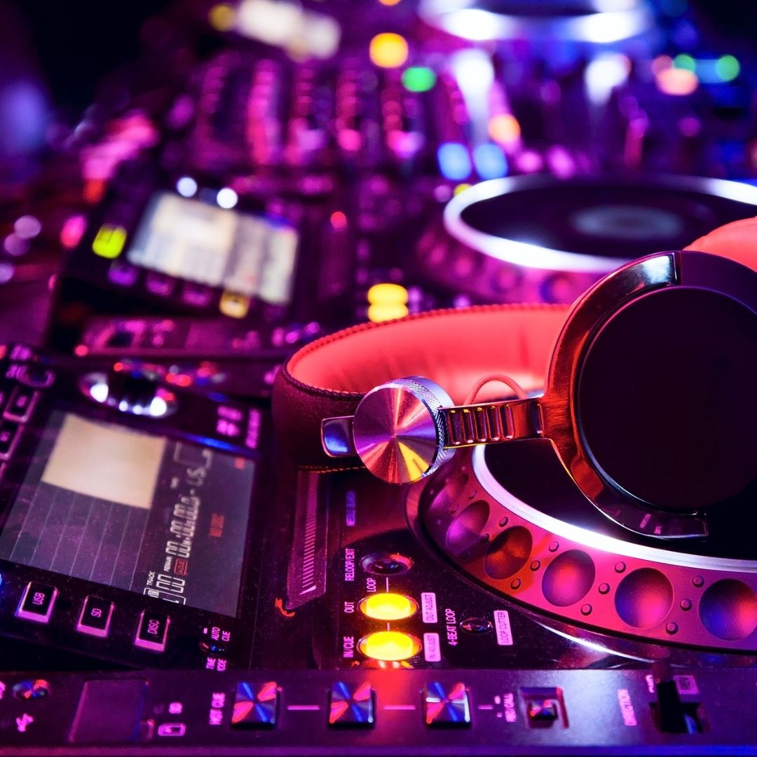 You are currently viewing Reasons You Should Hire a Professional Wedding DJ
